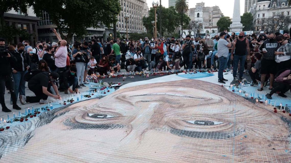 Así fueron los homenajes a Néstor Kirchner en la Plaza de Mayo | Perfil