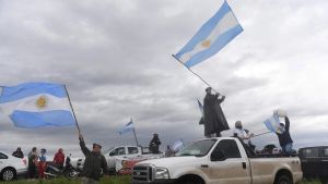Demonstrations in Entre Ríos Province in support of former Agriculture minister Luis Miguel Etchevehere, whose family owns the property.
