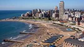 Imagen de Mar del Plata en su esplendor. Hay empezaron a reservarse carpas para el próximo verano con el plan Pre Viaje.