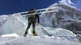 ¿Puede un montañista demandar a un guía por no continuar con una expedición que considera peligrosa?