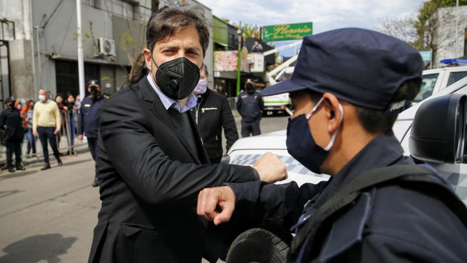 El gobernador de la provincia de Buenos Aires, Axel Kicillof saluda a un oficial, durante la entrega de Patrulleros.