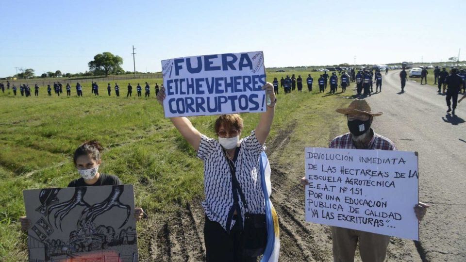 Marcha Por la toma del campo de los Etchevehere en Entre Ríos