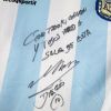 La camiseta de la Selección argentina con un mensaje y la firma de Diego Maradona.  // Cedoc Perfil