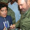 Diego Maradona junto a Fidel Castro. El ex futbolista viajaba seguido a Cuba y tenía una amistad con el comandante.  // Cedoc Perfil