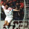 Maradona celebra un gol con la camiseta del Sevilla, en España.  // Cedoc Perfil