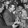 Maradona con la Copa del Mundo de visita a la casa de Gobierno y recibido por el presidente Raúl Alfonsín.  // Cedoc Perfil