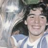 Un sonriente y juvenil Maradona con la copa del Mundial Sub 20 en Japón.  // Cedoc Perfil
