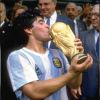 Maradona besa la copa del mundo que ganó la Selección en México 1986.  // Cedoc Perfil