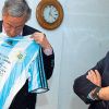 El día que Maradona le regaló una camiseta firmada a Néstor Kirchner.  // Cedoc Perfil