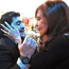 Cristina Fernández de Kirchner le agarra la cara a Maradona, mostrando su admiración por Diego.  // Cedoc Perfil