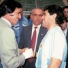Años 90. Maradona estrecha su mano con el ex presidente Carlos Saúl Menem. // Cedoc Perfil