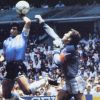 La emblemática "Mano de Dios". El gol de Maradona a los ingleses en el Mundial de México 1986. // Cedoc Perfil