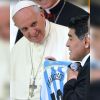 Diego Maradona fue de visita al Vaticano y le regaló una camiseta argentina al Papa Francisco. // Cedoc Perfil