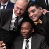 Con Vladimir Putin, Diego Maradona saluda al brasileño Pelé. // Cedoc Perfil