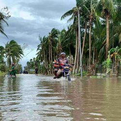 Un motociclista atraviesa una calle inundada después de que el tifón Molave azotara la ciudad de Pola, provincia de Mindoro Oriental. | Foto:Erik De Castro / AFP