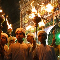 Los musulmanes sostienen las luces de las antorchas durante un mitin antes de las celebraciones del Eid-e-Milad-un-Nabi, el cumpleaños del profeta Mahoma, en Lahore. | Foto:Arif Ali / AFP