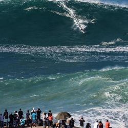 El surfista portugués Nic Von Rupp choca con el surfista portugués Joao Guedes en medio de un oleaje gigante en la Praia do Norte en Nazare. | Foto:Carlos Costa / AFP