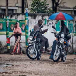 Motos taxis esperan a los clientes en una calle de Stone Town, Zanzíbar. - Las fuerzas de seguridad de Tanzania patrullaban las calles de la capital de la isla turística del Océano Índico cuando el líder de la oposición en Zanzíbar fue arrestado cuando el caos estalló en el archipiélago semiautónomo antes de la elección de Tanzania. | Foto:MARCO LONGARI / AFP