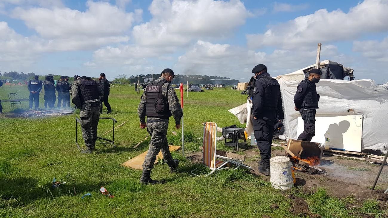 Fotos y videos Así fue el desalojo en Guernica Perfil