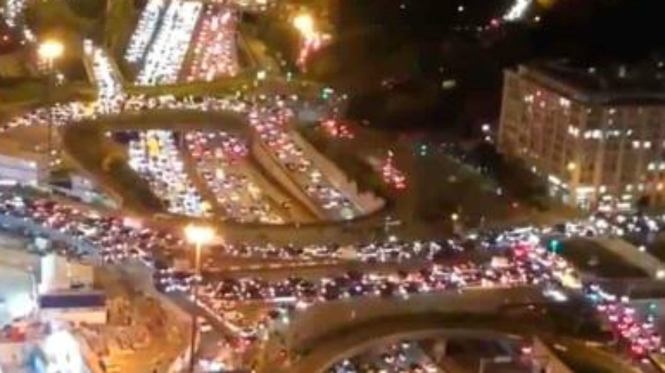 Miles de automóviles se apiñaban este jueves 29 de octubre para escapar de París antes del inicio de la nueva cuarentena.