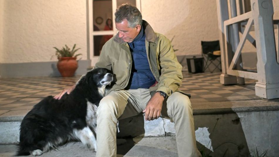 Luis Etchevehere y su perro, en la estancia Casa Nueva, poco después de cumplido el desalojo de los seguidores de Juan Grabois.