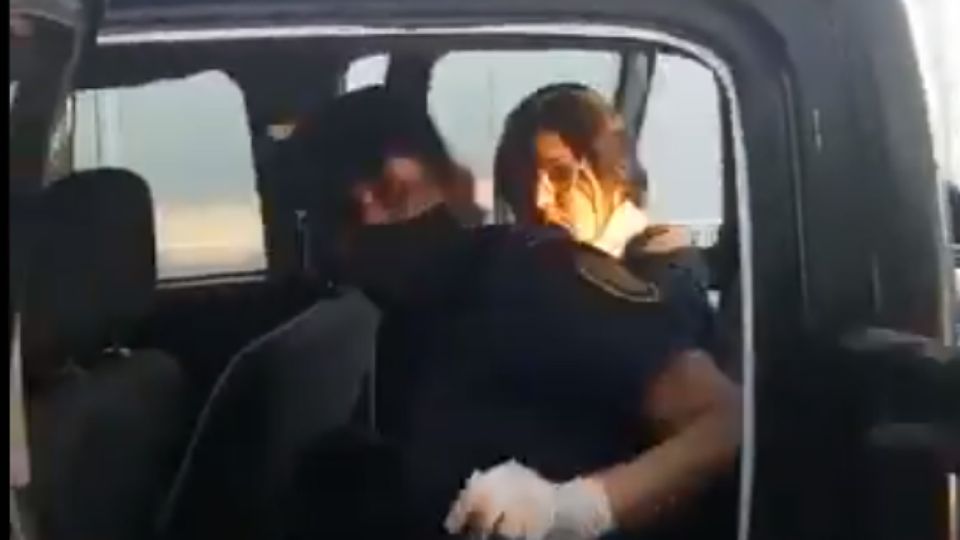 Dolores Etchevehere, junto a una mujer policía al ser detenida en el desalojo del campo familiar en Entre Ríos.