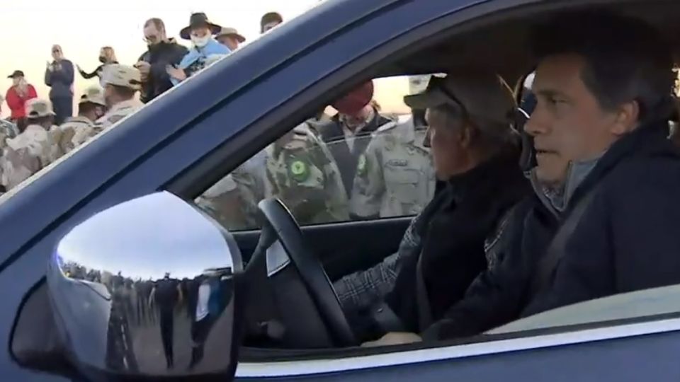 Los hermanos Etchevehere ingresan este jueves al campo de su propiedad en Entre Ríos.