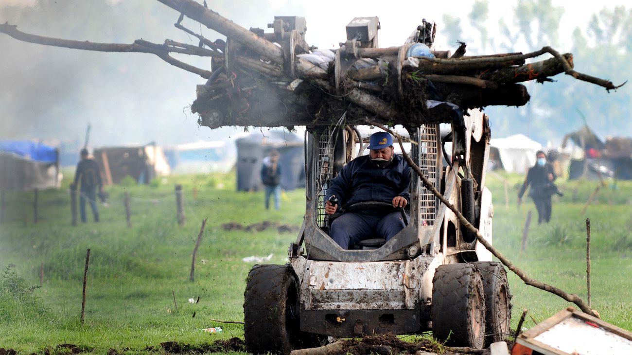 Operativo de desalojo en Guernica, Provincia de Buenos Aires.