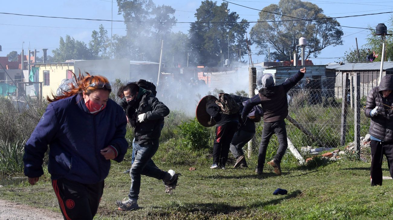 Operativo de desalojo en Guernica, Provincia de Buenos Aires.