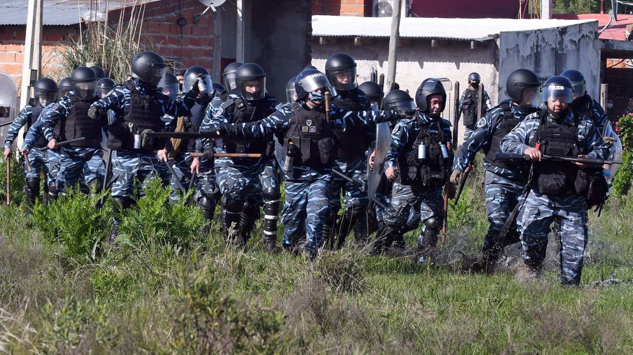 Operativo de desalojo en Guernica, Provincia de Buenos Aires.