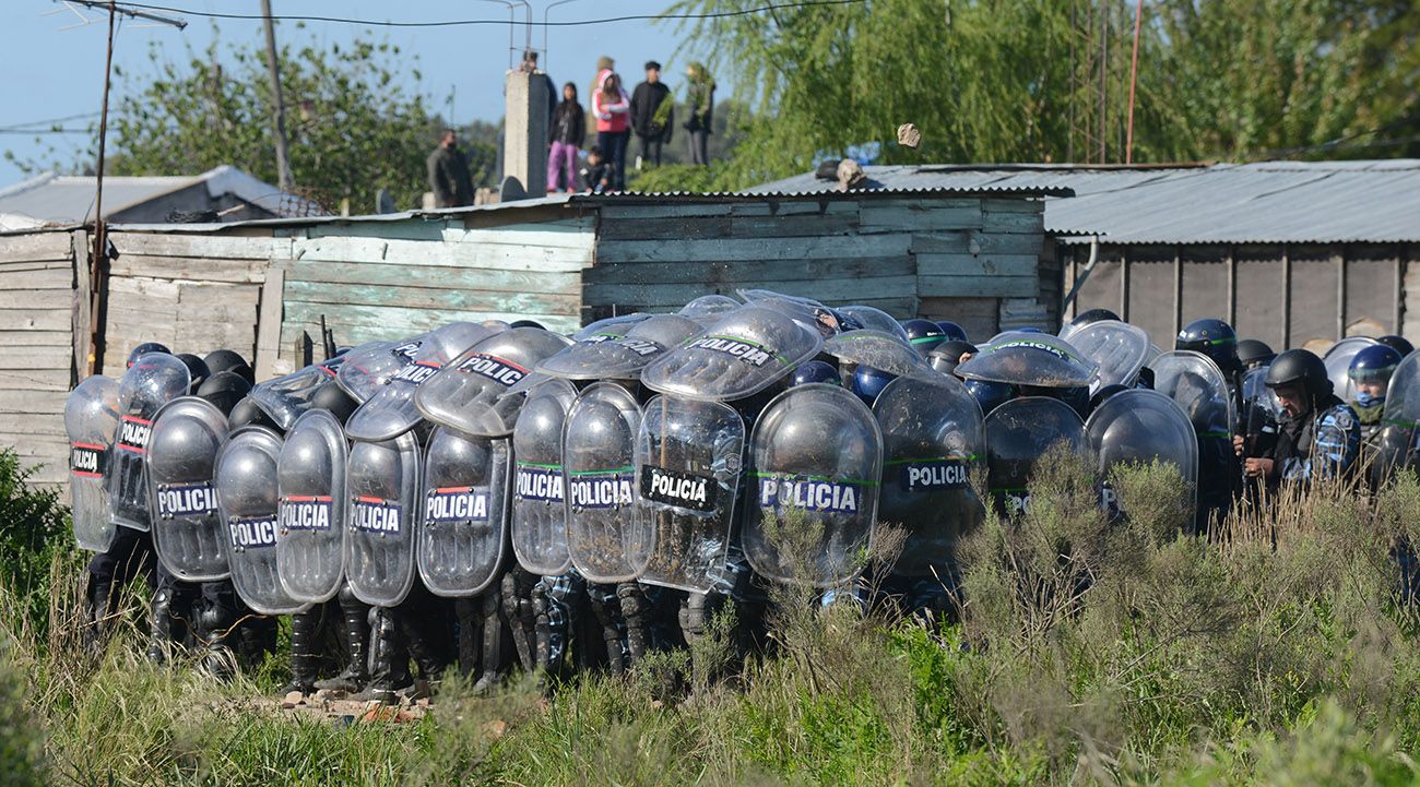 Operativo de desalojo en Guernica, Provincia de Buenos Aires. 