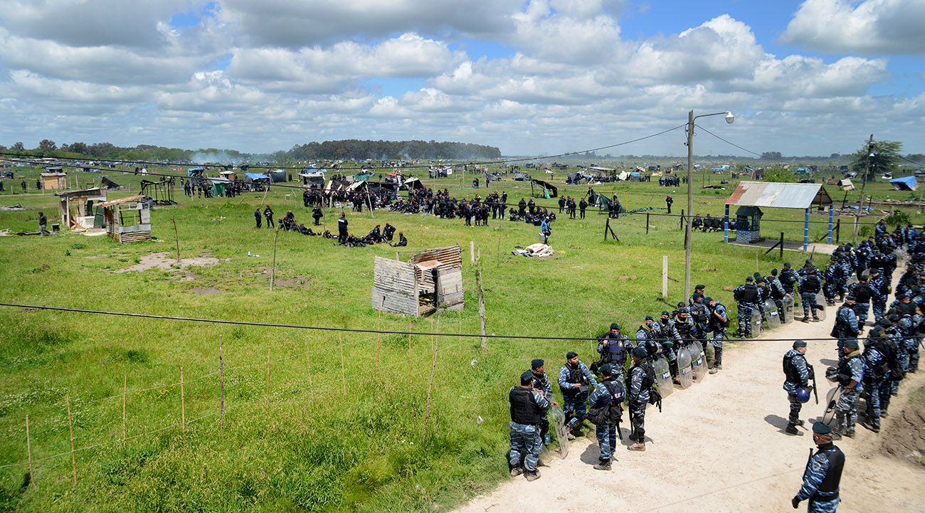 Operativo de desalojo en Guernica, Provincia de Buenos Aires. 