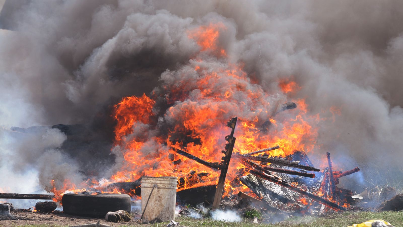 Operativo de desalojo en Guernica, Provincia de Buenos Aires. Fotos de Juan Obregón.