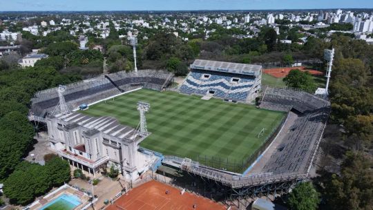 Tras 7 meses sin fútbol, hoy empieza la Copa de la Liga Profesional. El primer partido será en el estadio de Gimnasia y Esgrima La Plata.