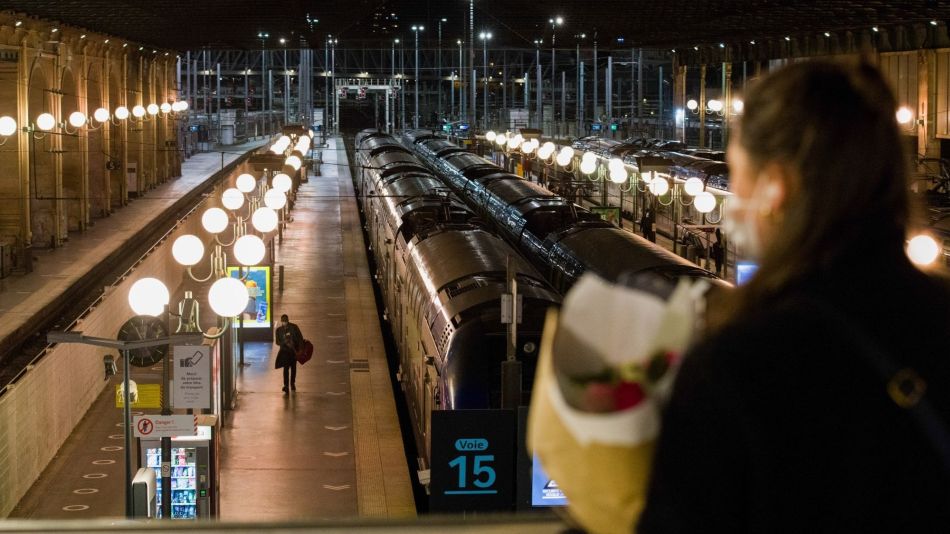 France Imposes Month-Long Curbs to Rein in Virus