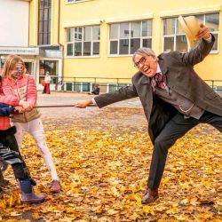 Svein G Olsen (derecha), director de la escuela Bygdøy en Oslo, y algunos de los jóvenes estudiantes de su escuela actúan después de que él y los alumnos aparecieran disfrazados para conmemorar Halloween. | Foto:Ole Berg-Rusten / NTB / AFP