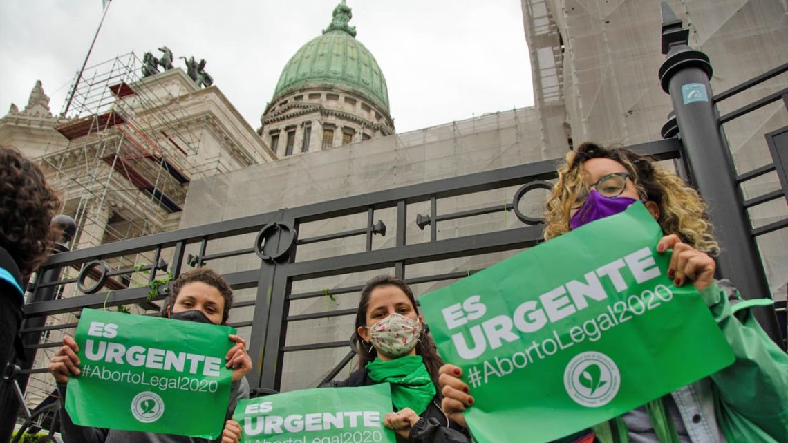 Campaigners for the legalisation of abortion call on supporters to paint Argentina green.