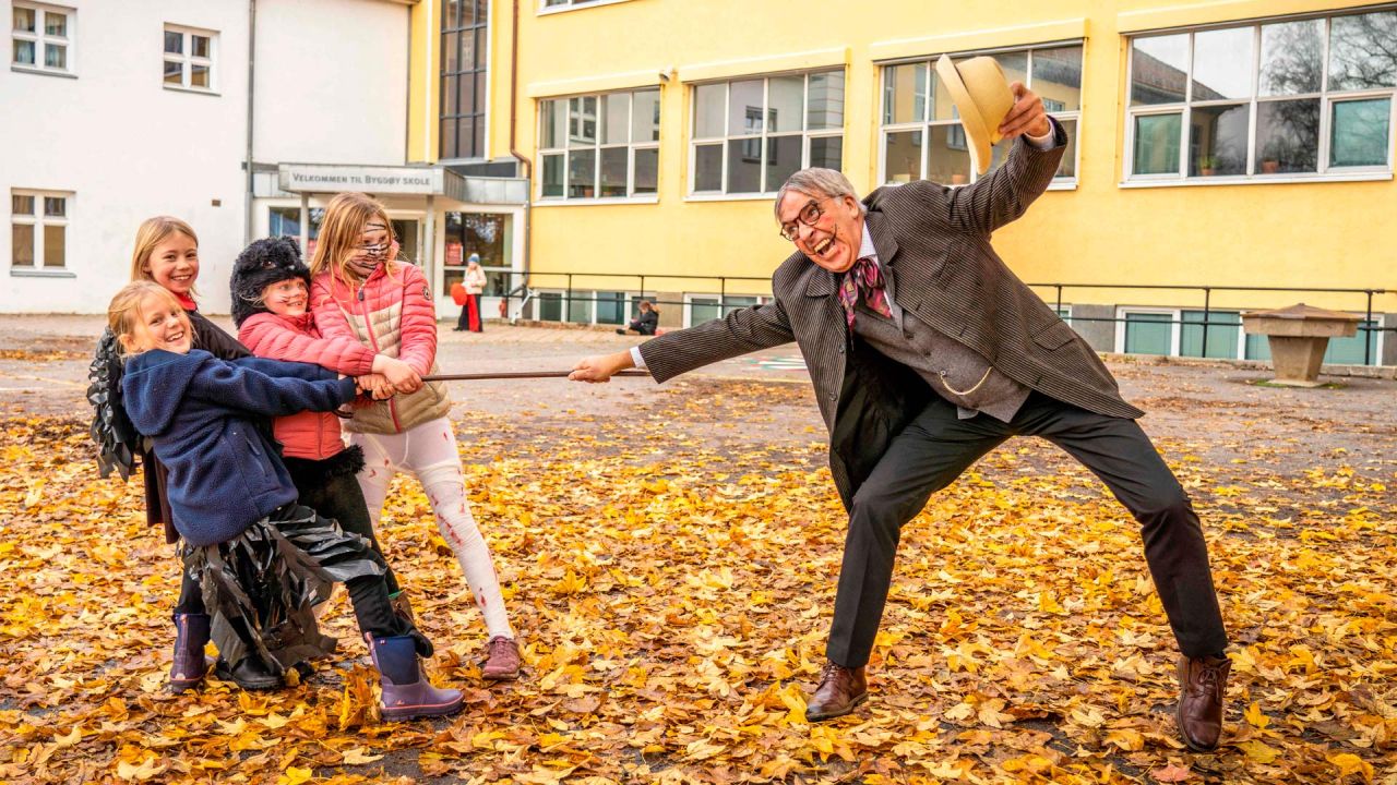 Svein G Olsen (derecha), director de la escuela Bygdøy en Oslo, y algunos de los jóvenes estudiantes de su escuela actúan después de que él y los alumnos aparecieran disfrazados para conmemorar Halloween. | Foto:Ole Berg-Rusten / NTB / AFP
