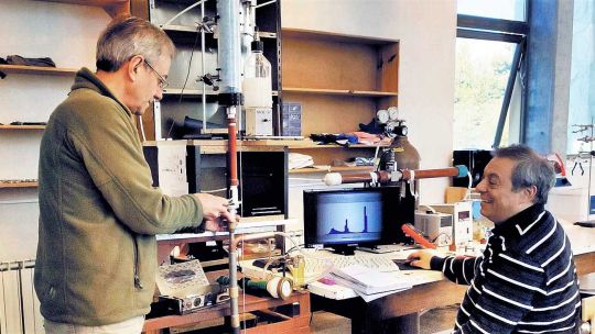 Pruebas. Marcelo Giménez y Marcelo Caputo, de la CNEA, trabajan en un laboratorio de Bariloche.