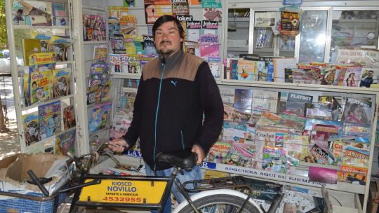Tercera generación. “Ser diariero es parte de mi vida”, afirma José Novillo. El 7 de noviembre se celebra el Día del Canillita.