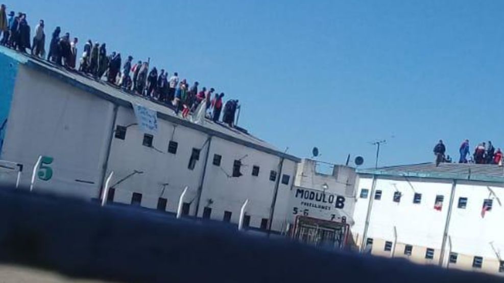 Los reclusos se subieron a los techos de los penales para visualizar su protesta.