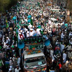 Los devotos musulmanes marchan durante un mitin para celebrar Eid-e-Milad-un-Nabi, el cumpleaños del profeta Mahoma, en Lahore. | Foto:Arif Ali / AFP