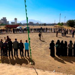 Los yemeníes se reúnen para denunciar el asesinato un día antes de Hassan Zaid, el ministro yemení de juventud y deportes, frente al edificio del ministerio en la capital, Sanaa. | Foto:Mohammed Huwais / AFP