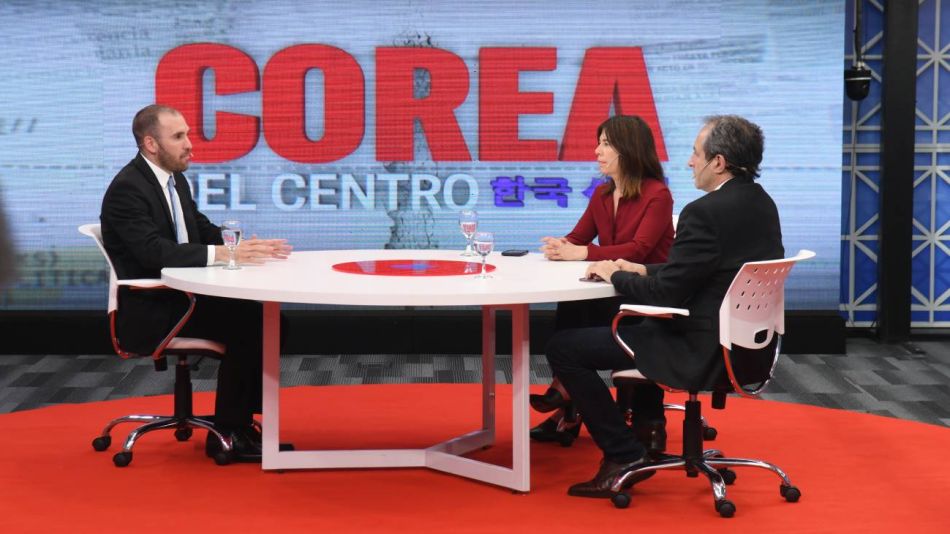 Martín Guzmán en Corea del Centro, entrevistado por María O'Donell y Ernesto Tenembaum.