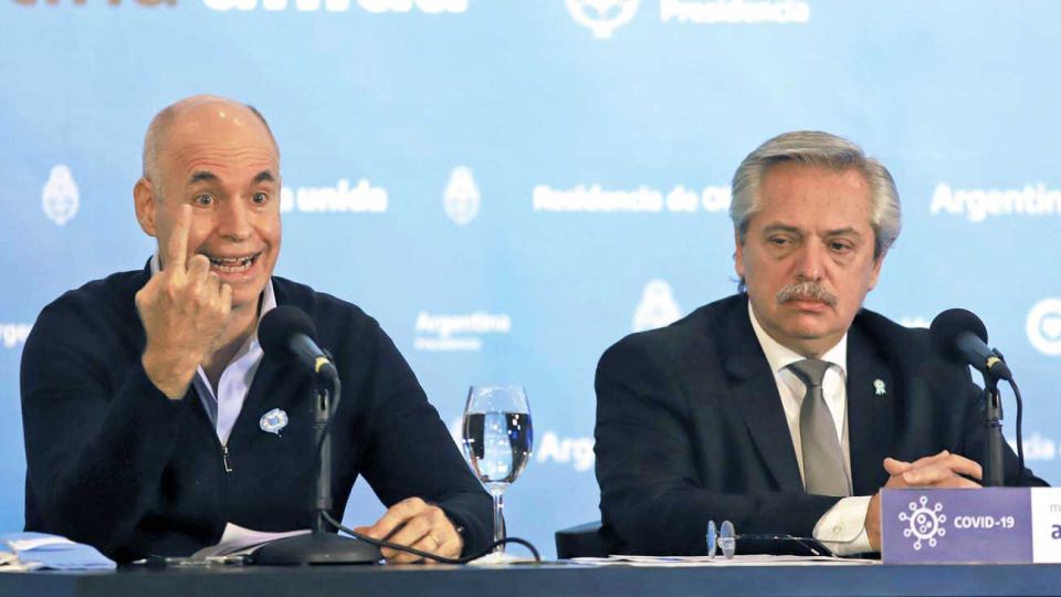 Todos y juntos. Horacio Rodríguez Larreta y Alberto Fernández tuvieron una imagen muy alta al principio de la pandemia. Luego, el presidente cayó.