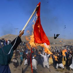 Manifestantes musulmanes queman una bandera francesa durante una protesta contra el presidente francés Emmanuel Macron luego de sus comentarios sobre las caricaturas del profeta Mahoma, en un campo en Guzargah, al noreste de Herat. | Foto:HOSHANG HASHIMI / AFP