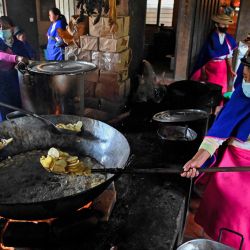 Las mujeres indígenas misak usan mascarillas para prevenir la propagación del coronavirus COVID-19 mientras cocinan, en Guambia, zona rural de Silvia, departamento del Cauca, Colombia, en medio de la nueva pandemia de coronavirus. | Foto:Luis Robayo / AFP