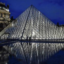 Esta fotografía tomada en París muestra una vista exterior del Musée du Louvre en su hora de cierre y la Pyramide du Louvre, diseñada por Ieoh Ming Pei, antes de un segundo cierre general nacional, dirigido para frenar la propagación de Covid-19. | Foto:STEPHANE DE SAKUTIN / AFP