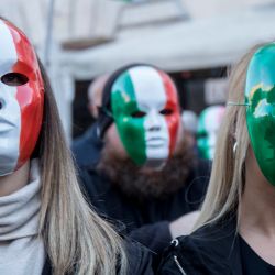 Italia, Roma: se ve a los manifestantes con máscaras durante una protesta del movimiento de Máscaras Tricolores contra las medidas del gobierno contra el coronavirus. | Foto:Lapresse / Roberto Monaldo / LaPresse vía ZUMA Press / DPA