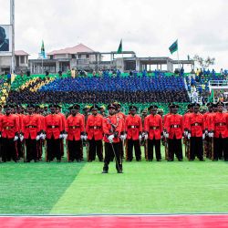 Soldados de Tanzania marchan durante la ceremonia de inauguración del presidente de Zanzíbar en el estadio Amaani en Amaani, Zanzíbar. | Foto:Patrick Meinhardt / AFP